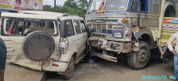 Katraj Kondhwa Road Accident 10 Vehicles Colliding With Each Other