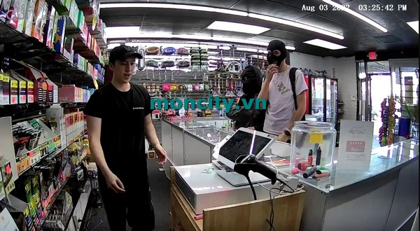Las Vegas Smoke Shop Stabbing: Owner Defends Against Robbery with Knife